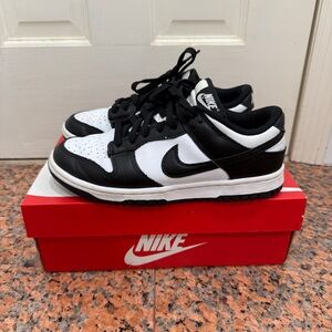 Nike dunk low in black/white